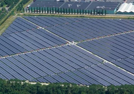Luftaufnahme des Solarparks De Mortiere