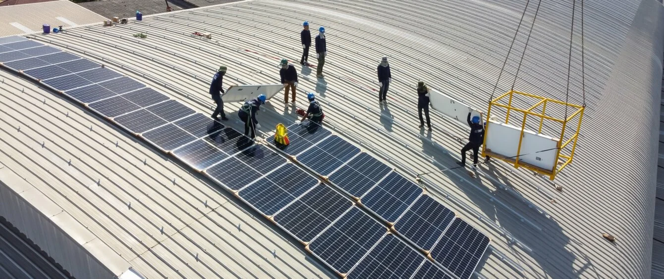 Solarpanels werden auf einem Dach installiert