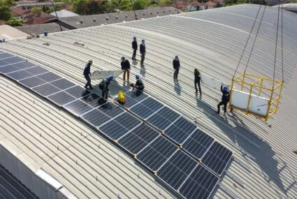 Solarpanels werden auf einem Dach installiert