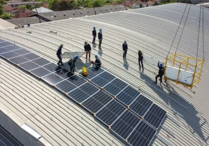 Solarpanels werden auf einem Dach installiert